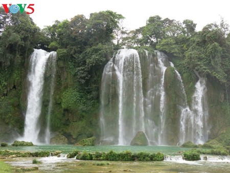Ban Gioc Waterfall - the largest natural waterfall in Southeast Asia - ảnh 10